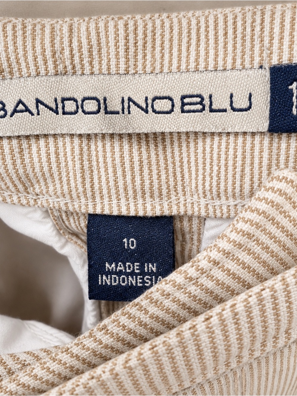 Bandolino Women’s Tan & White Pin Stripe Flat-Front Shorts Size 10 - Picture 7 of 8